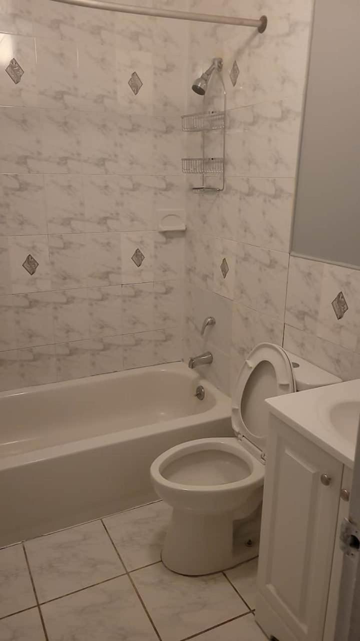 In A House With Queen Bed In A Landlord Hosted Three Bedroom Nova York