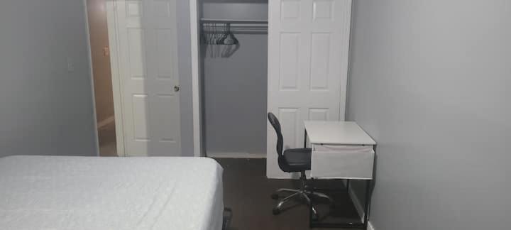 In A House With Queen Bed In A Landlord Hosted Three Bedroom * Nova York