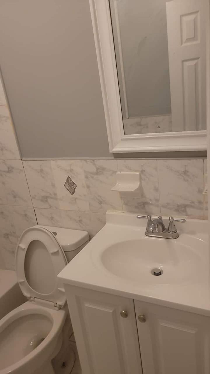 In A House With Queen Bed In A Landlord Hosted Three Bedroom Hospedagem domiciliar