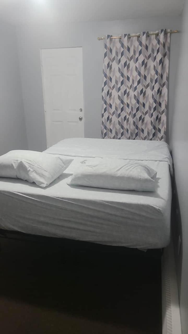 In A House With Queen Bed In A Landlord Hosted Three Bedroom Hospedagem domiciliar